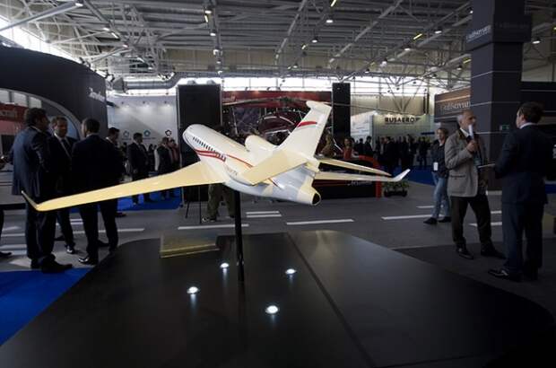 Посетителей стенда Falcon встречает модель одного из самых популярных самолетов этой марки — Falcon 7X