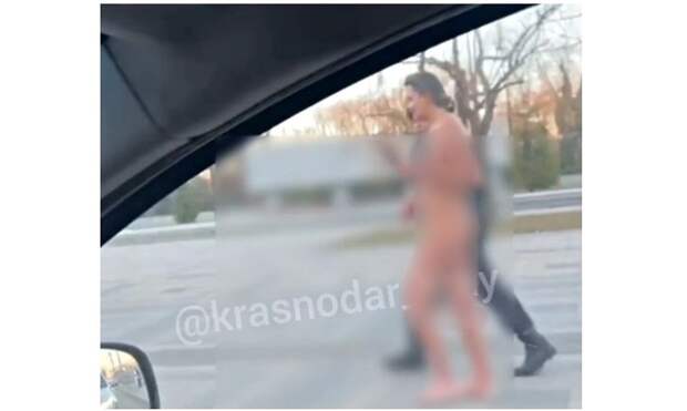 Обнаженная женщина разгуливала по Краснодару в мороз: ее задержали полицейские