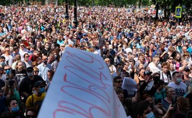 На фото: участники несанкционированного митинга в поддержку губернатора Хабаровского края Сергея Фургала