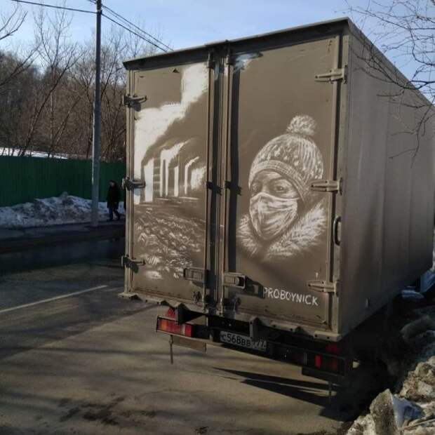 Московский художник использует грязь на авто в качестве холста