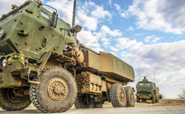 На фото: американская реактивная система залпового огня на колёсном шасси M142 HIMARS