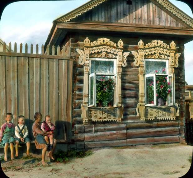 Дети возле деревянной избы. Деревня под Ленинградом