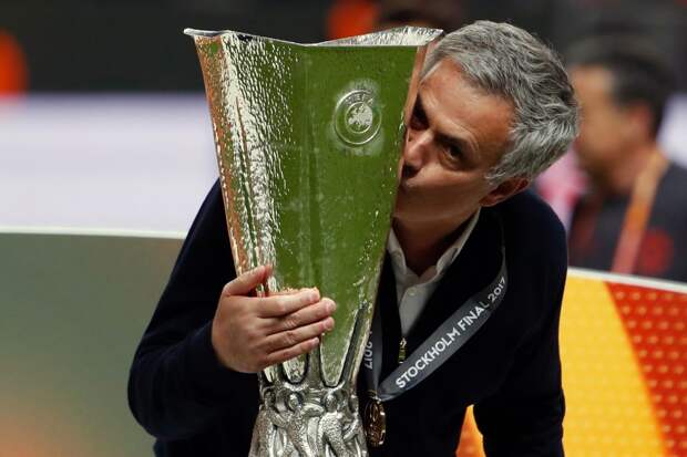 Mourinho küsst die Europa-League-Trophäe