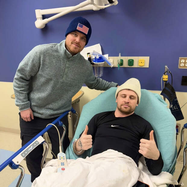 Популярного блогера увезли на скорой из-за приступа сильной боли