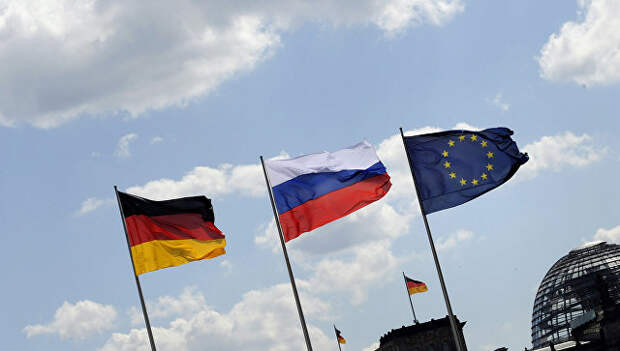 Флаги России, Германии и Евросоюза на фоне Рейхстага в Берлине, Германия. Архивное фото