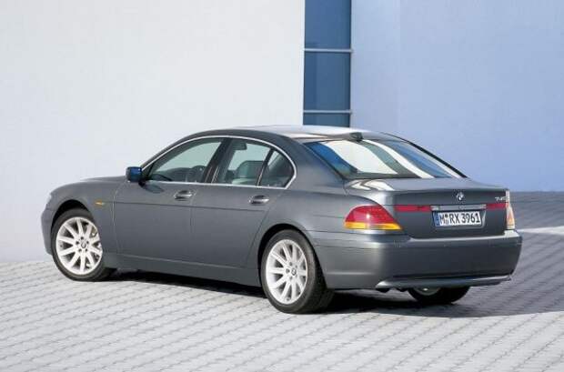 BMW E65 - первая модель бренда с биксеноновыми фарами, DVD-навигацией, кнопкой запуска двигателя и системой iDrive, сочетающей мультимедийные и сервисные функции. Под капотом этой «недели» дебютируют новые бензиновые двигатели семейства N с системой изменения фаз газораспределения Valvetronic. Сначала идут 8-цилиндровые версии - 735i с 3,6-литровым двигателем мощностью 272 л.с. и 745i с 4,4-литровым агрегатом мощностью 333 л.с.