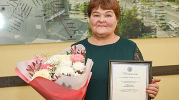 Кондуктор Вера Кириллова / Фото: администрация Барнаула