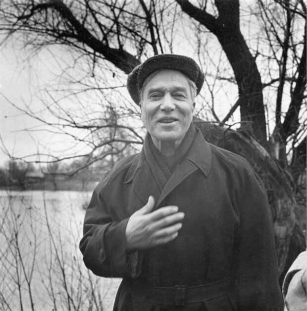 Советский писатель и поэт Борис Пастернак возле его дома в сельской местности за пределами Москвы 23 октября 1958 года.