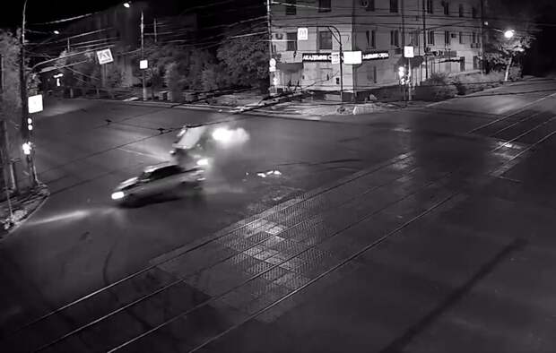 Приора на перекрёсте подбила патрульный автомобиль