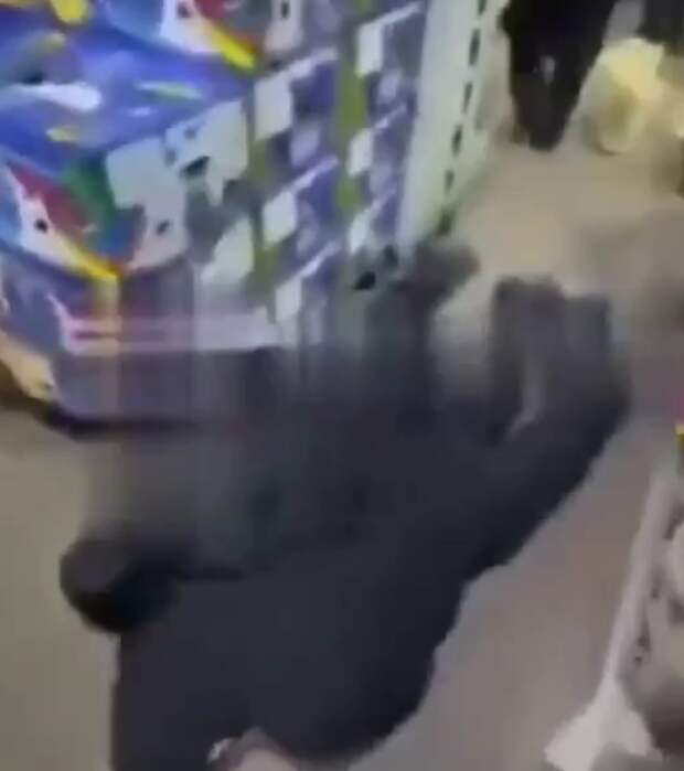 Мигрантов уложили на пол. Фото: скрин видео