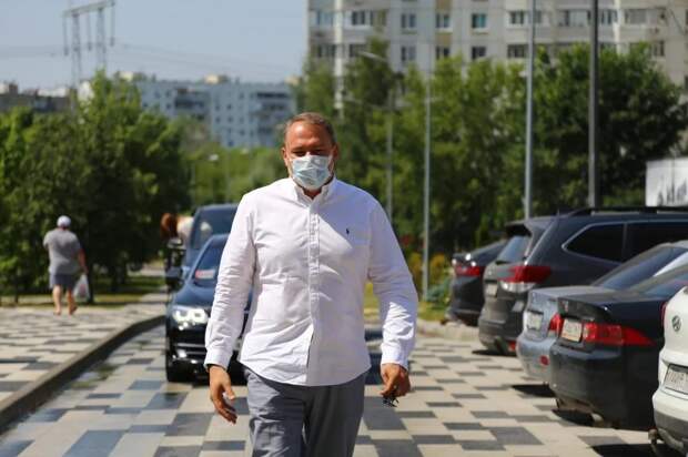 Петра Толстого попросили помочь с переносом автобусной остановки в Выхино-Жулебино / Фото: Александр Чикин