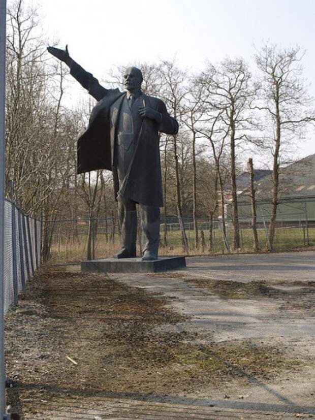 Памятники Ленину по всему миру...