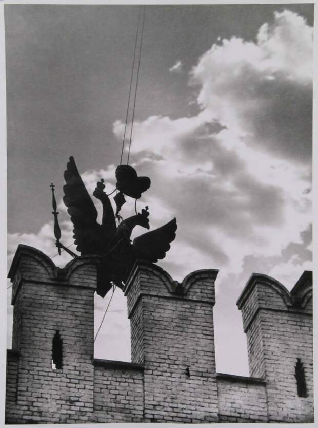 Сейчас и навсегда (Подъем звезды на Спасскую башню Кремля), 1935 год Марков-Гринберг, Советская эпоха, ТАСС, фото, фотокорреспондент