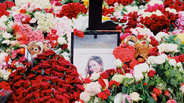 Мать Началовой и певица Долина посетили могилу артистки