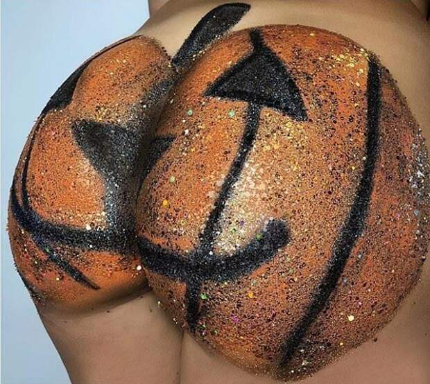 На Хэллоуин девушки показали разукрашенные блестящие задницы