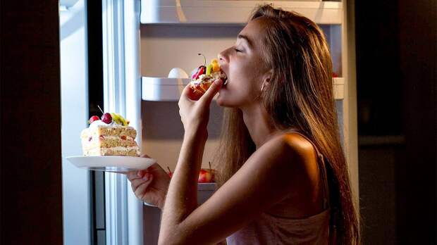 Есть поздно зимой — значит мешать себе: как ранний ужин влияет на сон и обмен веществ