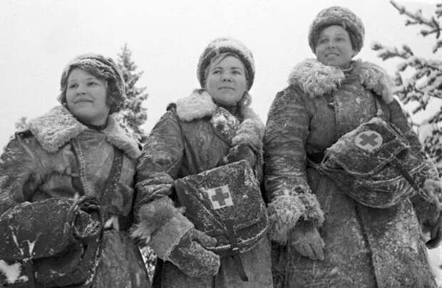 В годы Великой Отечественной войны сотни тысяч женщин были призваны в военно-медицинские учреждения санитарной службы Советской Армии. На фото: девушки-санитарки во время Великой Отечественной войны. В годы Великой Отечественной войны сотни тысяч женщин были призваны в военно-медицинские учреждения санитарной службы Советской Армии. На фото: девушки-санитарки во время Великой Отечественной войны. - Sputnik Казахстан