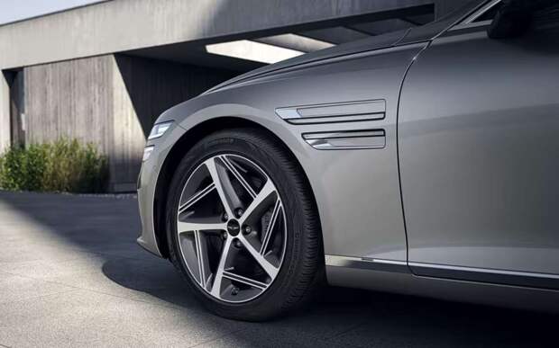 Представлен обновленный богато оснащенный премиальный седан: подробности