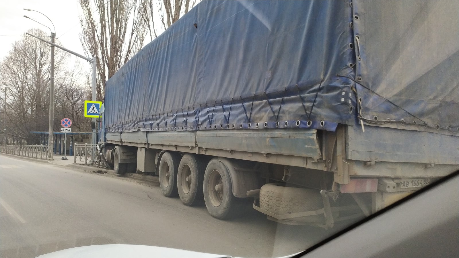 В Симферополе фура врезалась в ограждение