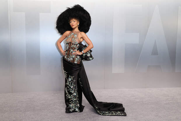 Рита Ора в оголяющем грудь платье посетила афтепати «Оскара»