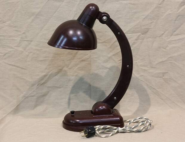 Самыми популярными изделиями из карболита были настольные лампы. / Фото: kontora-k.ru Самыми популярными изделиями из карболита были настольные лампы. / Фото: kontora-k.ru