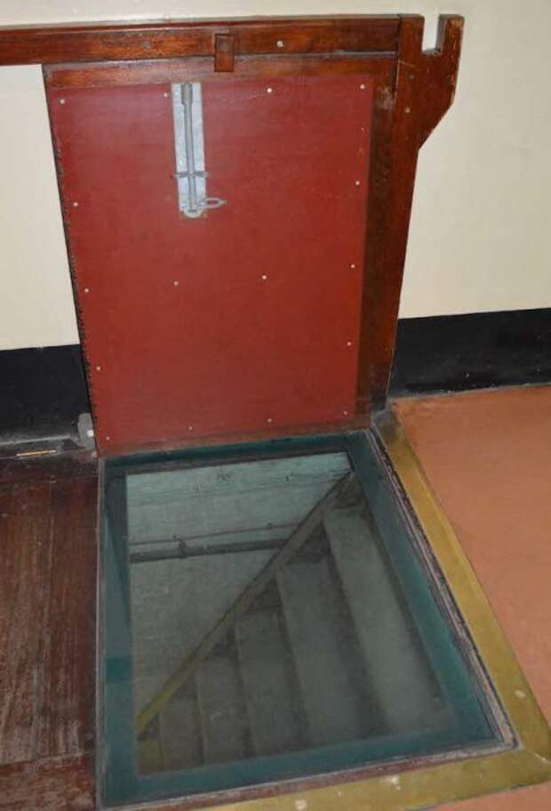 Тайный люк входа  в подземелье из здания казначейства. / Фото: www.wwii.space