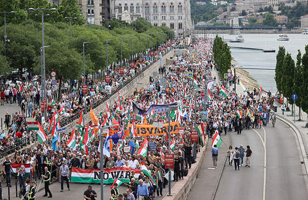 Венгрия вышла на «Марш мира» против вовлечения в украинский конфликт