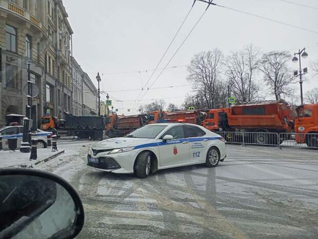 Возможно, это изображение (автомобиль и дорога)