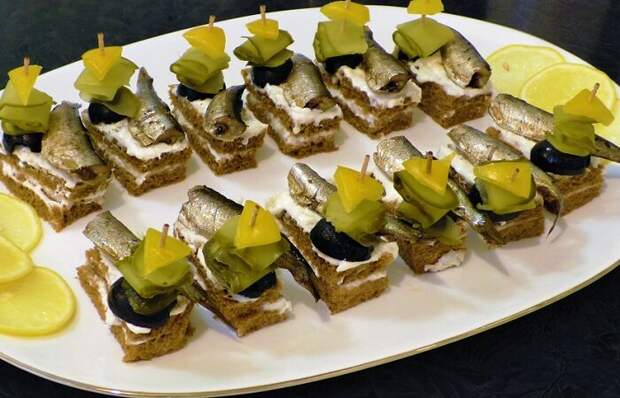 Закуски в рюмочных/ Фото: pervyebljuda.ru Закуски в рюмочных/ Фото: pervyebljuda.ru