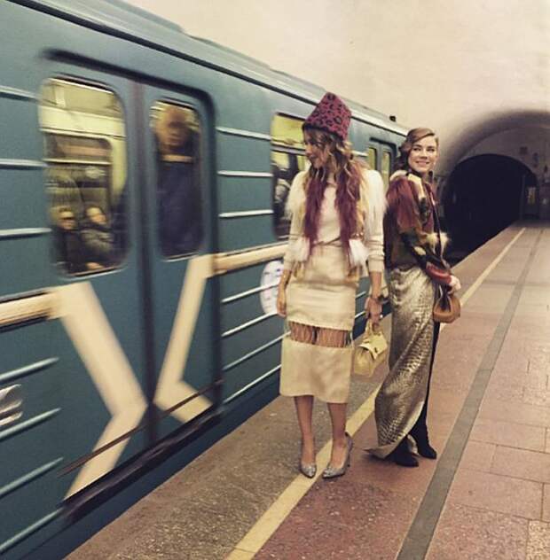 На фоне поездов метрополитена Ксения смотрелась весьма экзотично. Фото: Instagram.
