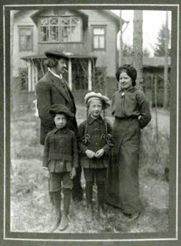 Юрий Репин с супругой и сыновьями