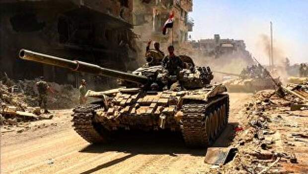 Бойцы сирийской армии в освобожденном лагере палестинских беженцев Ярмук на юге Дамаска