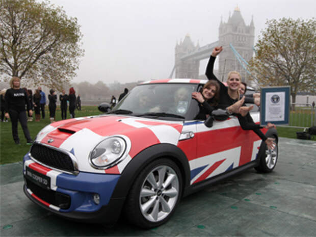 28 гимнасток в салоне MINI. Фото MINI