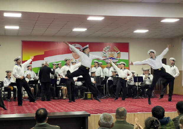 Ансамбль песни и пляски Черноморского флота выступил с концертом перед личным составом российской военной базы в Таджикистане