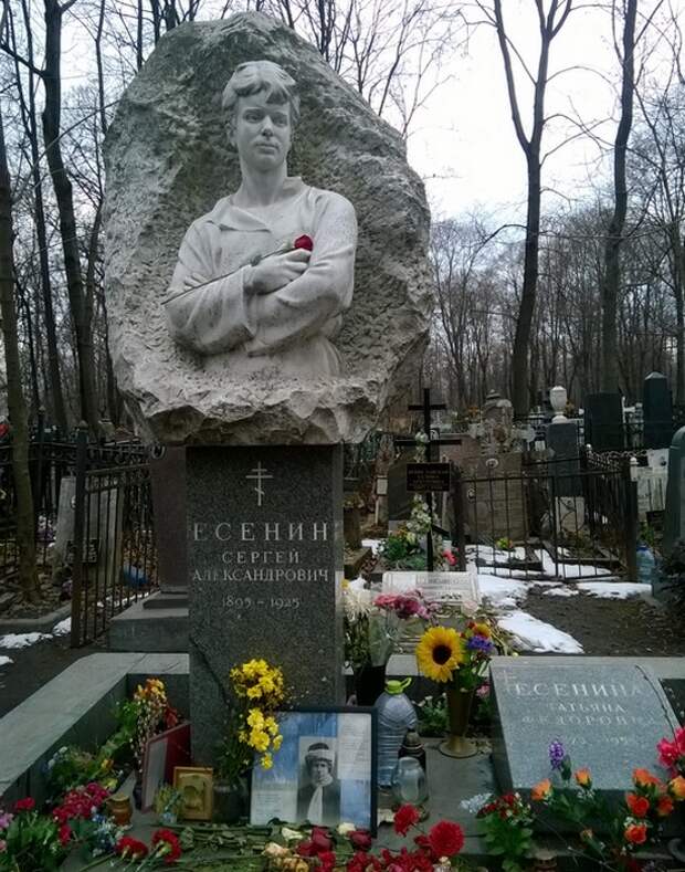 Памятник на могиле Сергея Есенина на Ваганьковском кладбище в Москве. / Фото: my.mail.ru
