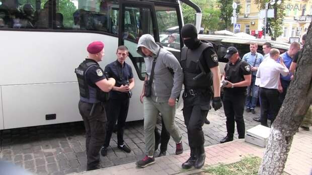 Киевская полиция задержала сотрудников СБУ в камуфляже с оружием, чтобы обвинить Россию