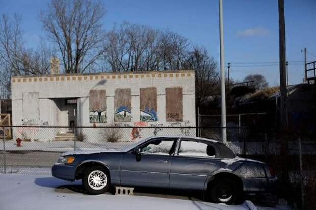 Ржавые и брошенные автомобили на улицах Детройта