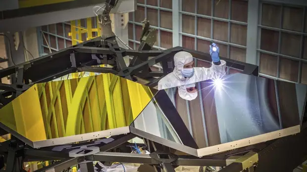 Макрон назвал историческим событием выведение в космос телескопа James Webb