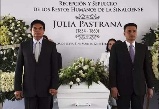 Похороны Хулии Пастрана через 150 лет после ее смерти.