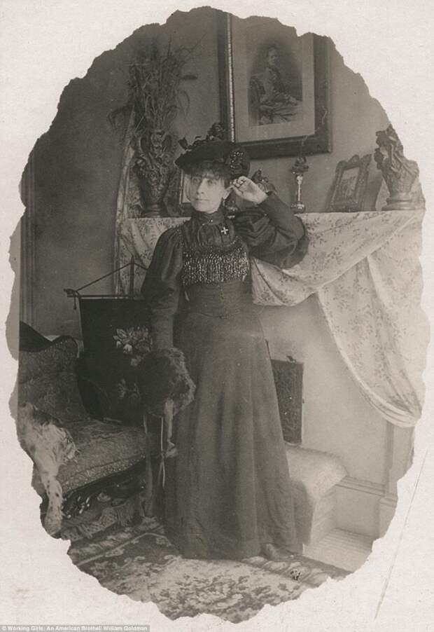 На заре эротической фотографии: снимки из американского борделя 19 века 19 век, бордель, винтажные фото, проститутки, старые фотографии, сша, черно-белые снимки, черно-белые фотографии