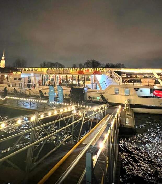 В Петербурге открыли причал для новогодних водных экскурсий
