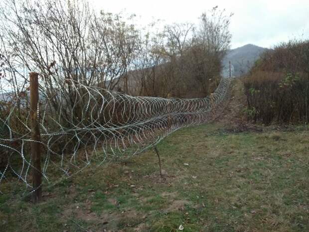 Забор на границе с Венгрией источник: https://img.journalist.today/2018/12/5e5452de-0093-9dd1-37ca-679a6af7eabc..jpg