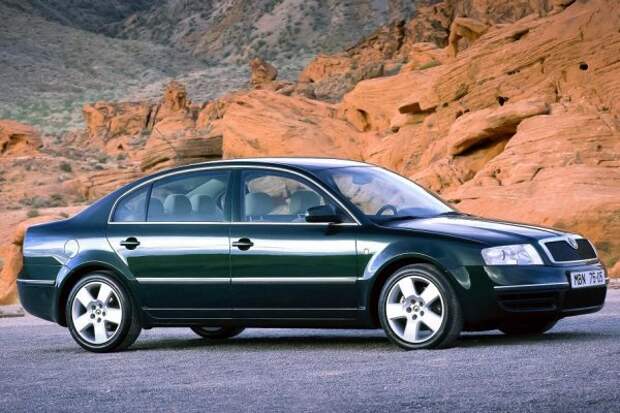 Ровно 20 лет назад на стенде Skoda во Франкфурте был показан культовый седан Superb, который располагается над Octavia в модельном ряду марки. Сходство с Volkswagen Passat B чисто символическое, так как в основе модели лежит шасси Passat (но не для Германии, а его удлиненная версия для Китая) с продольным расположением двигателя.