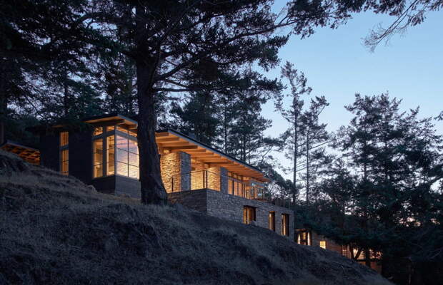 Два дома на склоне в заповеднике в США