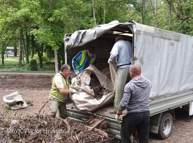 353 кубометра мусора вывезли в апреле из парков Симферополя