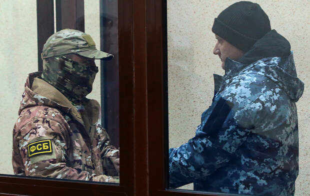 Суд арестовал всех 24 украинских моряков на 2 месяца за нарушение границы РФ Суд арестовал всех 24 украинских моряков на 2 месяца за нарушение границы РФ