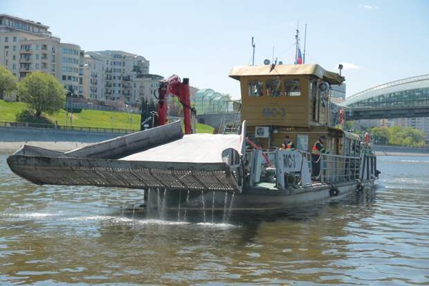 Москва-реку в ЮВАО ежедневно чистит судно-мусоросборщик