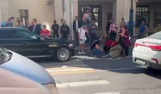 Сергей Миронов попал в ДТП с курьером в центре Москвы