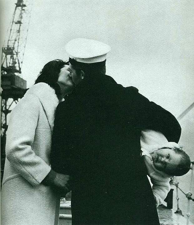 Моряк встречает своего ребенка впервые после четырнадцати месяцев в море. 1940-ые. (Больше всех, думаю, удивлен парень вниз головой...) 20 век, история, фотографии