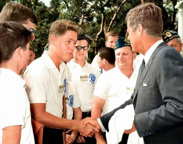 Молодой Билл Клинтон пожимает руку президенту Джону Ф. Кеннеди